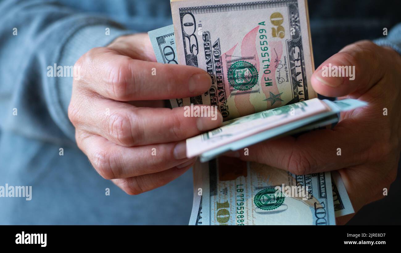 Le fatture bianche del dollaro del conteggio femminile degli Stati Uniti nelle sue mani Foto Stock