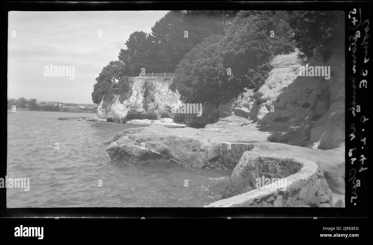 Spiaggia di pietra a Point Chevalier, guardando a sud-est - 9 febbraio 1949, 09 febbraio 1949, da Leslie Adkin. Foto Stock