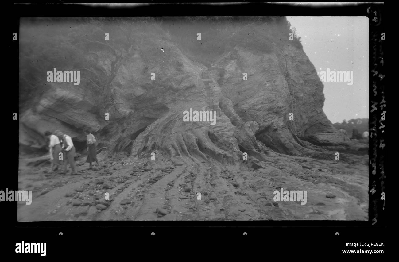 Spinta in Waitematas al primo angolo di rupe, a nord di Milford, 1949, di Leslie Adkin. Foto Stock