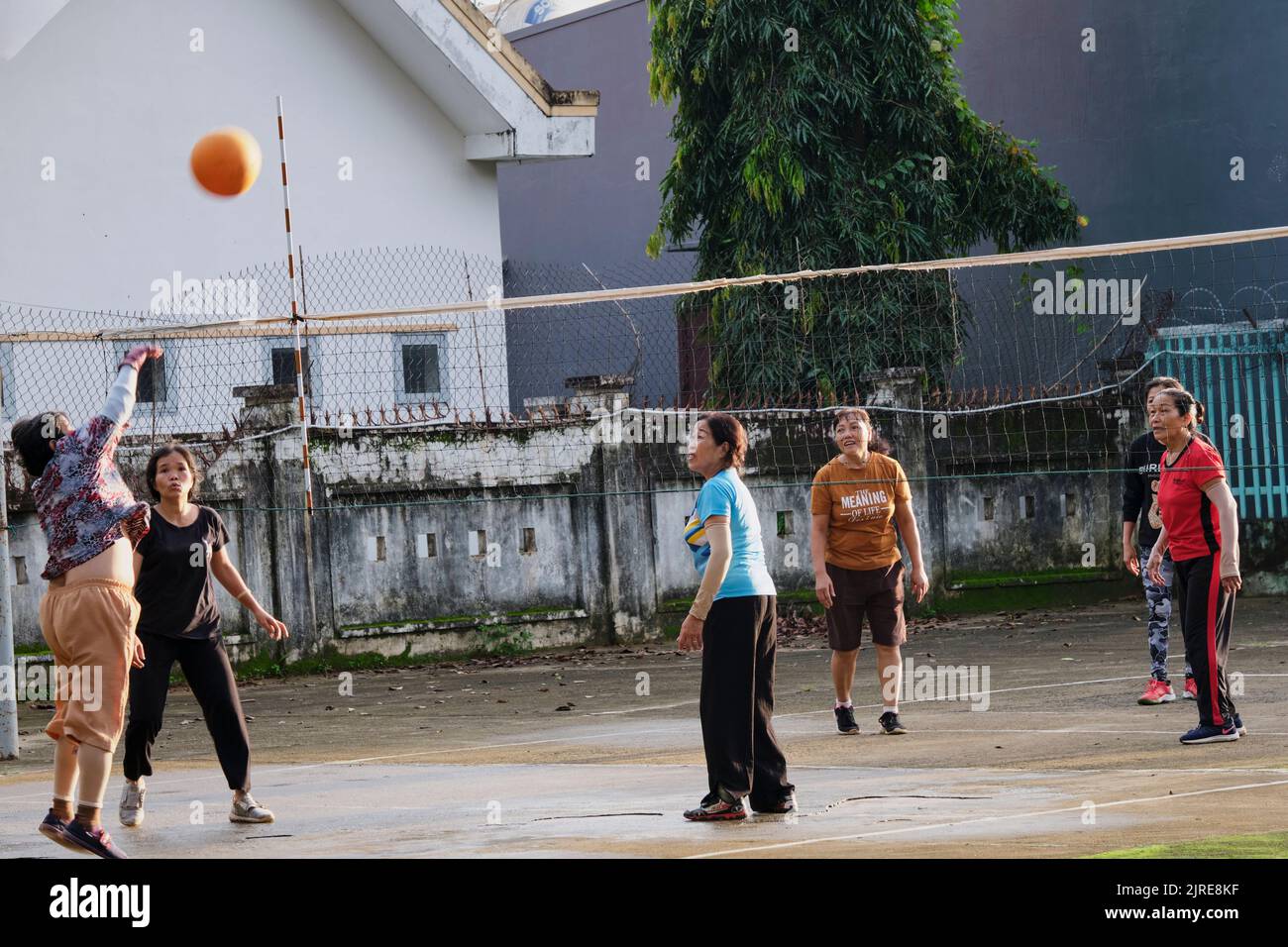 16 luglio 2022, buon ma Thuot città, Vietnam: Donne anziane che giocano a pallavolo, facendo esercizio mattutino nel parco Foto Stock