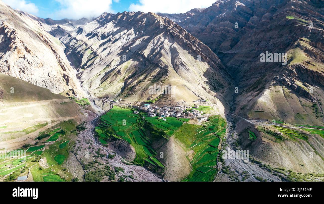 Paesaggio aereo panoramico estremo del villaggio di fango nelle vette Himalayan della valle del pin in India Foto Stock