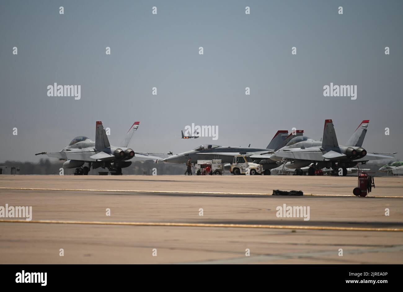 Un'Aeronautica militare statunitense F-15 Eagle della 173rd Fighter Wing decolta giù per la pista della Marine Corps Air Station Miramar 15 agosto 2022. La 173rd Fighter Wing ha trascorso due settimane in volo e allenarsi con il F/A-18s del Marine Fighter Attack Training Squadron 101 (VMFAT-101) e il F-35s del Marine Fighter Attack Training Squadron 502 (VFMAT-502). (STATI UNITI Foto della Guardia Nazionale aerea di Senior Master Sgt. Jennifer Shirar) Foto Stock