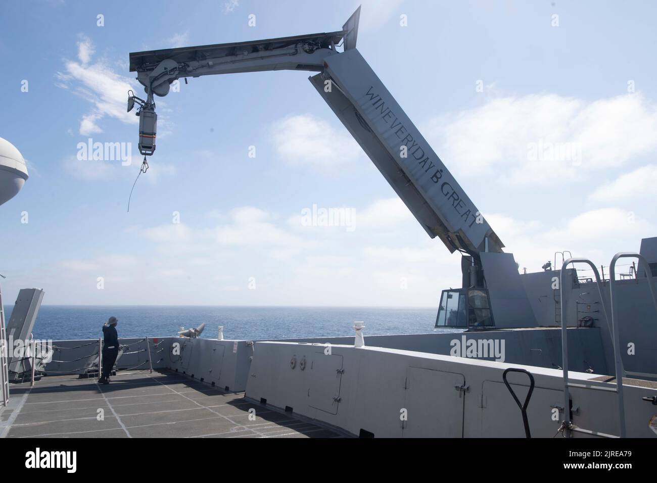 220808-N-FO865-3012 OCEANO PACIFICO (8 agosto 2022) – il compagno di Boatswain 2nd Classe Ryan Dorsey dirige il movimento della gru nella valle delle barche, una parte della lista di controllo giornaliera del gruista a bordo della nave portuale da trasporto anfibio USS John P. Murtha (LPD 26), agosto 8. La gru a braccio snodato trasporta imbarcazioni gonfiabili a scafo rigido per il lancio a fianco durante le operazioni in barca. John P. Murtha, parte dello squadrone anfibio (CPR) SEVEN, insieme a 13th Marine Expeditionary Unit (MEU), è attualmente in corso di formazione integrata nella flotta degli Stati Uniti 3rd per prepararsi a un imminente spiegamento. (STATI UNITI Navy foto di Foto Stock