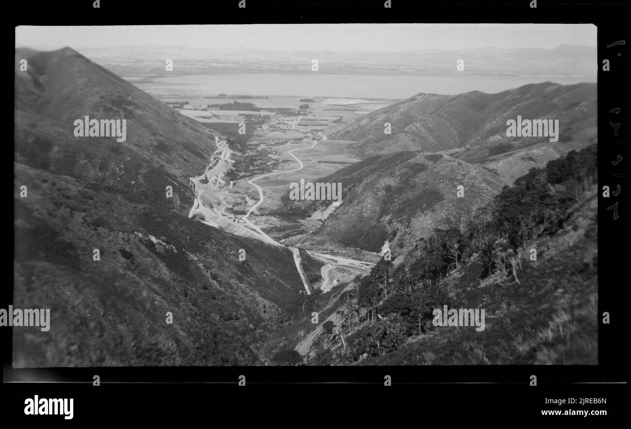 Vista est dall'alto est del portale del vertice di Rimutaka per mostrare la strada di accesso, la futura linea ferroviaria in costruzione, e il lago Wairarapa, 12 marzo 1952, di Leslie Adkin. Foto Stock