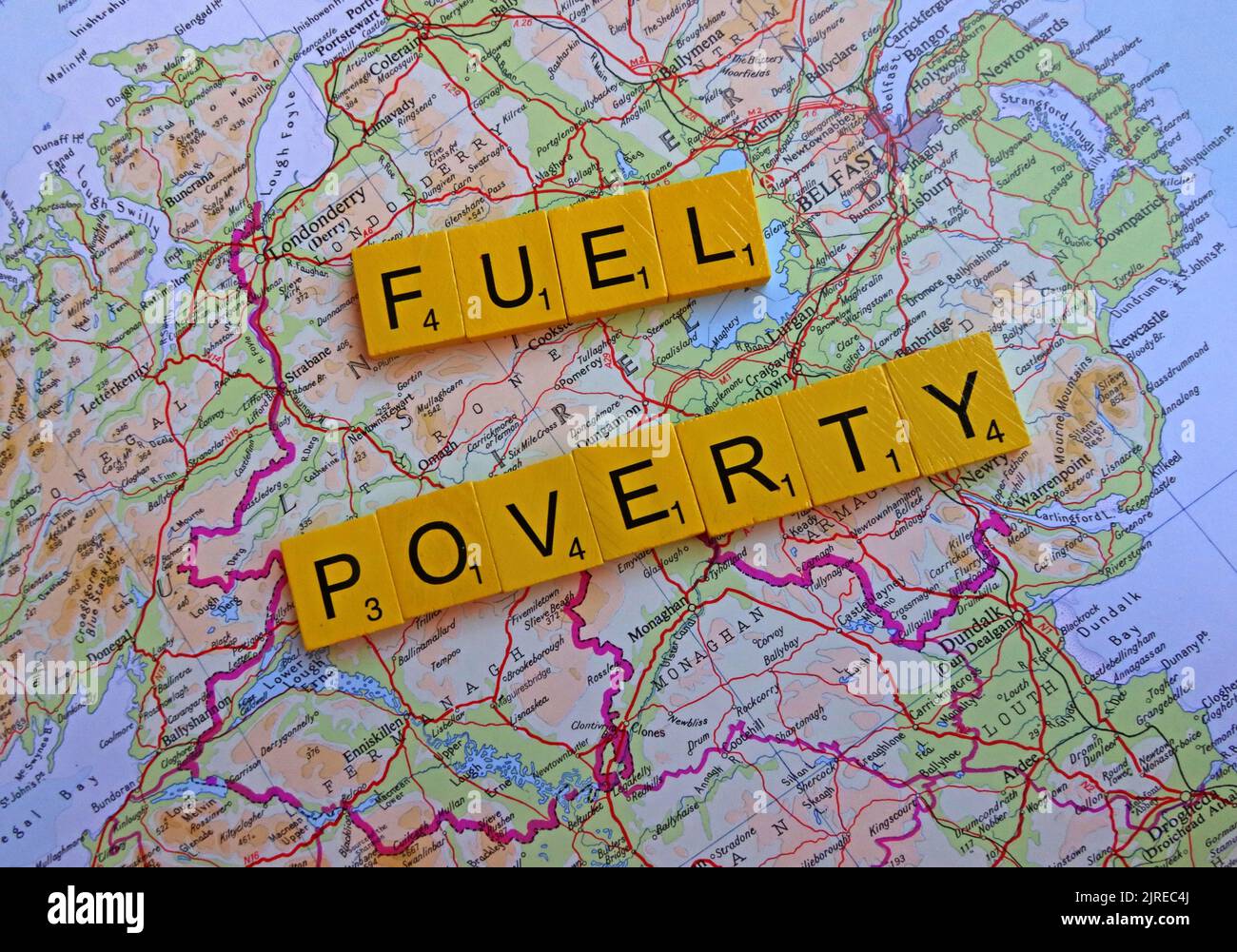 Mappa che mostra l'Irlanda del Nord, Belfast, con parole Fuel povertà ortografato. Più della metà delle famiglie britanniche in tutta la Gran Bretagna sceglieranno di mangiare o riscaldare Foto Stock