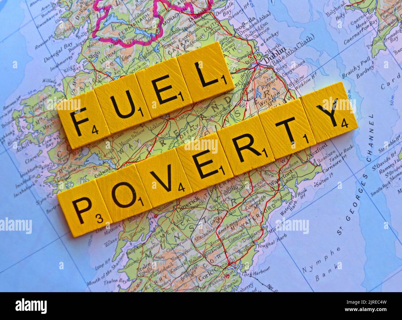 Mappa che mostra Eire, Irlanda del Sud con parole Fuel povertà ortografato. Più della metà delle famiglie britanniche in tutta la Gran Bretagna sceglieranno di mangiare o riscaldare Foto Stock