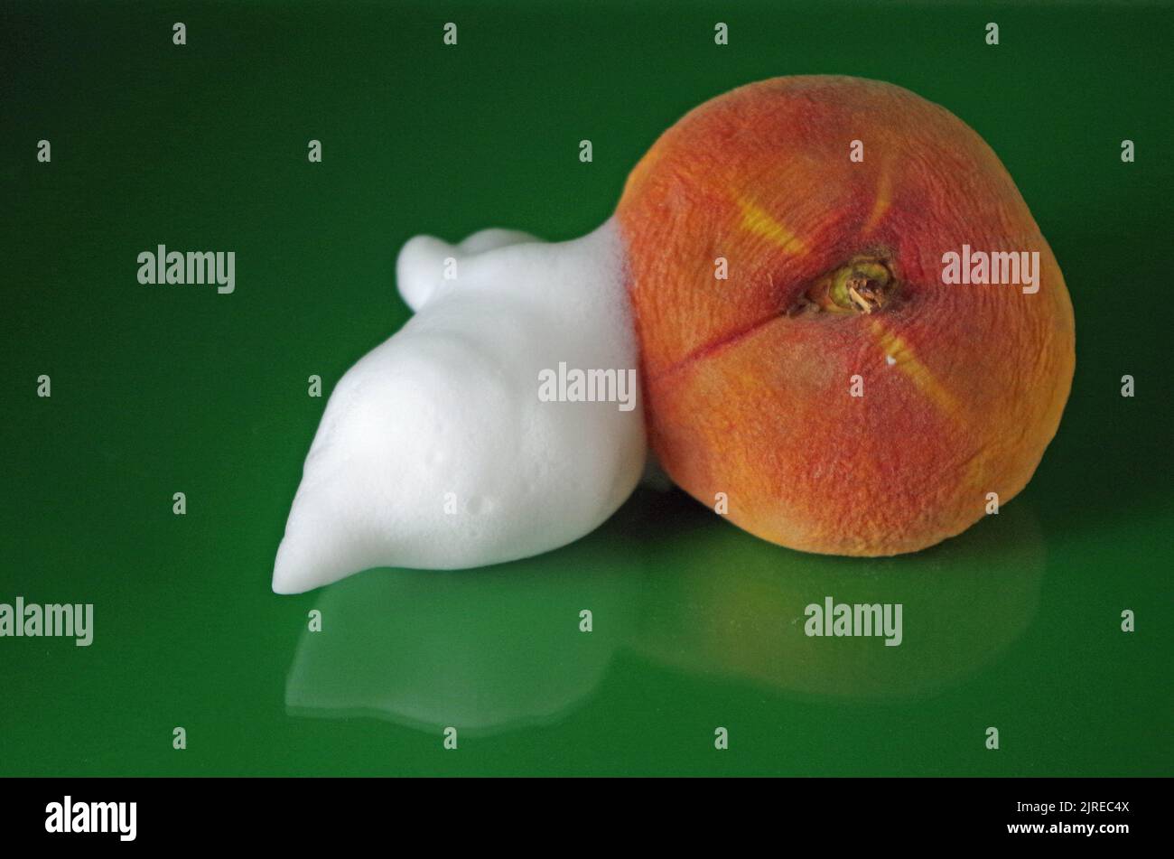 Un Peach con schiuma. Come per cambiare pelle secca in bagnata. Foto Stock