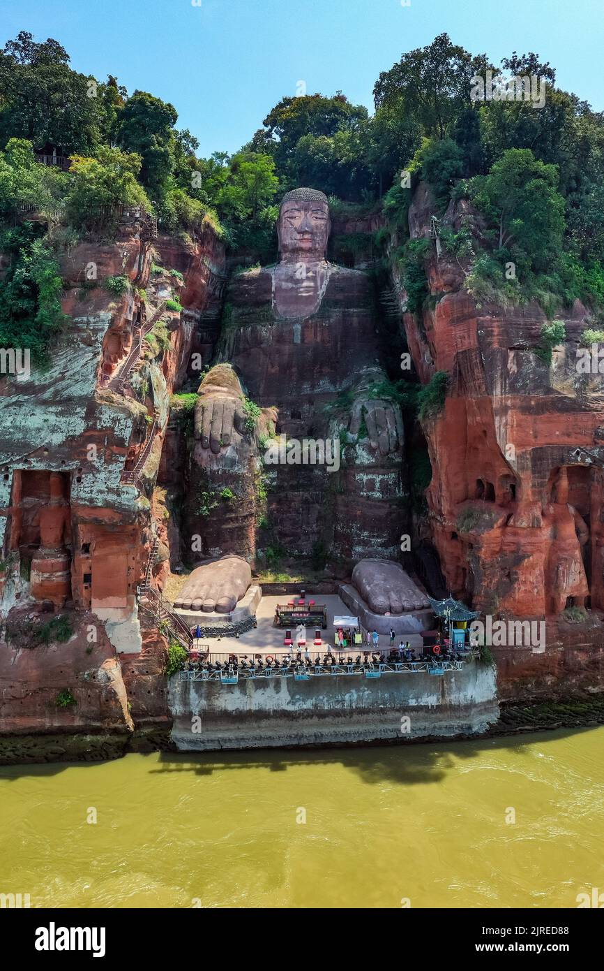 Leshan. 23rd ago, 2022. La foto aerea scattata il 23 agosto 2022 mostra il Buddha gigante di Leshan nella provincia sudoccidentale del Sichuan. Di fronte alla confluenza dei fiumi Minjiang, Dadu e Qingyi che hanno visto la diminuzione del livello dell'acqua negli ultimi giorni a causa della temperatura elevata continua, la base del Buddha gigante di Leshan è stata esposta sopra l'acqua. Credit: Shen Bohan/Xinhua/Alamy Live News Foto Stock