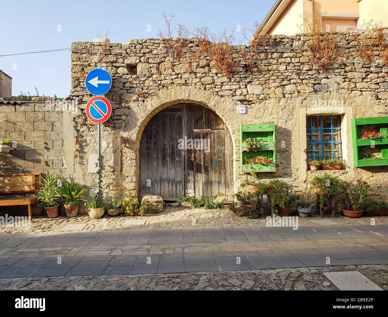 Una storica porta in pietra nel villaggio di Gergei in Sardegna Foto Stock