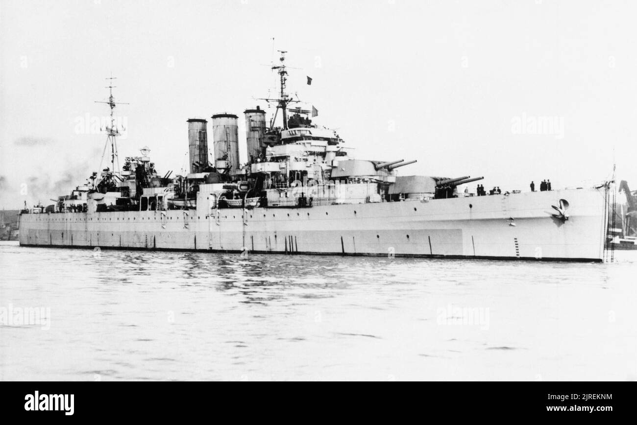 La Royal Navy durante la Seconda Guerra Mondiale la classe di Norfolk incrociatore pesante HMS NORFOLK fermo in porto. Foto Stock