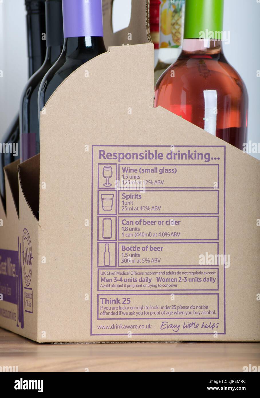 Primo piano del portabottiglie o della scatola di cartone Tesco che mostra le linee guida per un consumo responsabile di vino Foto Stock