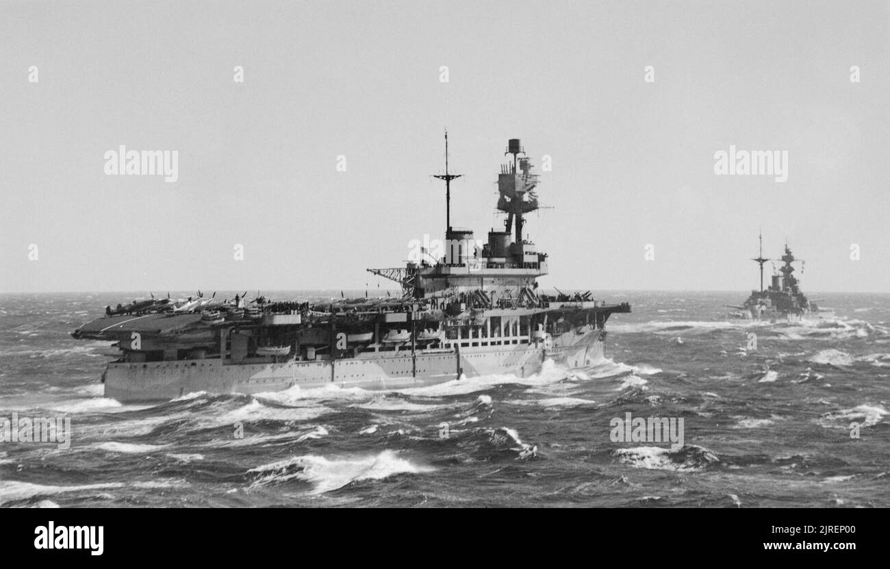 HMS EAGLE e HMS MALAYA nel Mediterraneo durante il funzionamento 'Spotter', che ha consegnato 16 RAF Spitfire Mk Vs a Malta il 7 marzo 1942. HMS EAGLE e HMS MALAYA pur servendo con la forza H nel Mediterraneo. Il Supermarine Spitfires sono variava sul ponte della HMS EAGLE (fotografia scattata dalla portaerei HMS ARGUS). Foto Stock