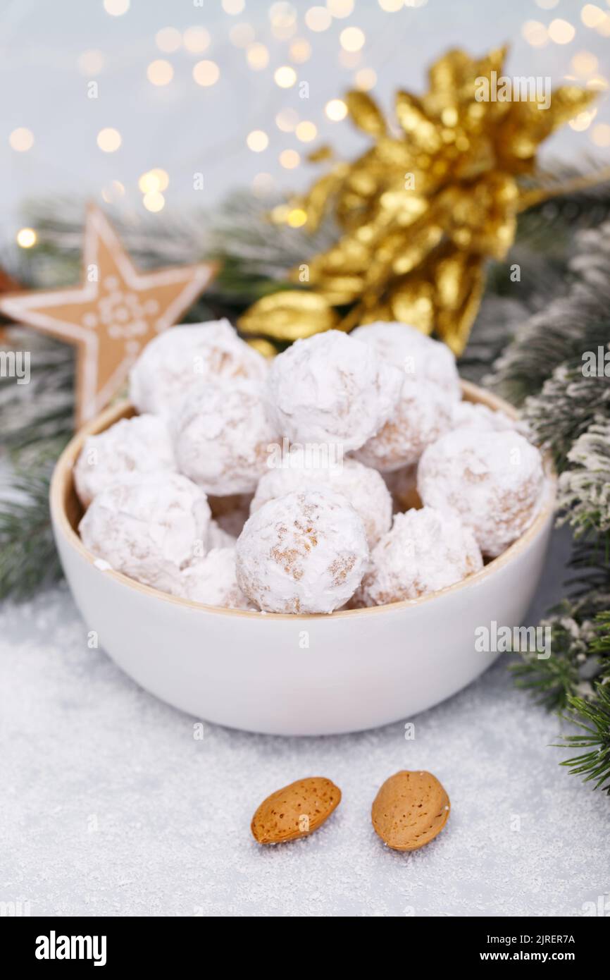 Biscotti natalizi tradizionali con mandorle su fondo innevato verticale Foto Stock