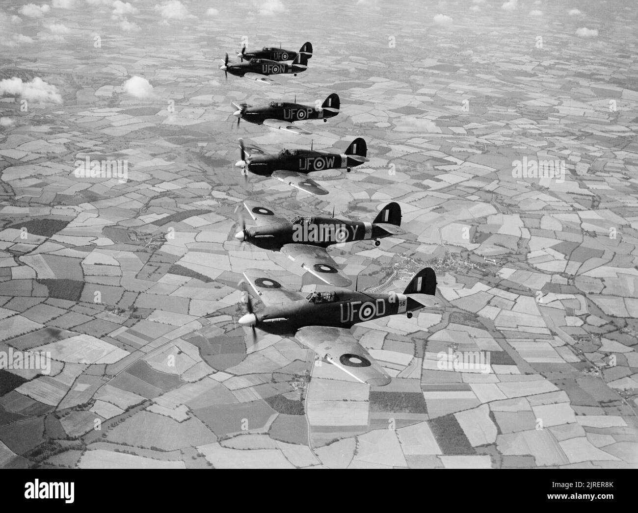 Hurricane Mk IIBs di 'B' di volo, n. 601 squadrone, basato a Duxford, 21 agosto 1941. Sei Hurricane Mk IIBs di 'B' di volo, n. 601 Squadrone RAF basato a Duxford, Cambridgeshire, battenti in dritta a scacchiera vicino a Thaxted, Essex. Foto Stock