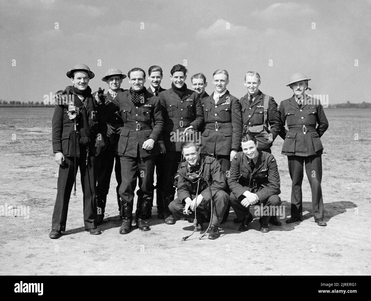 Royal Air Force- Francia, 1939-1940. I piloti di n. 85 Squadron RAF pausa per una fotografia tra sortite a Lille-Seclin, alle 9 del mattino del primo giorno della invasione tedesca della Francia. Essi erano stati intercettazione formazioni tedesche poiché 4,15 am e continueranno a farlo fino alle 9 di sera, sostenendo un totale di diciassette velivoli nemici distrutti per la perdita di quattro Hawker uragani. Bancata posteriore, (da sinistra a destra); volo tenente J R M Boothby Flying Officer T G ritmo Squadron Leader J O W 'Doggie' Oliver (Comandante) pilota ufficiale J H Ashton pilota ufficiale J W Lecky. Ucciso in auto incidente Foto Stock