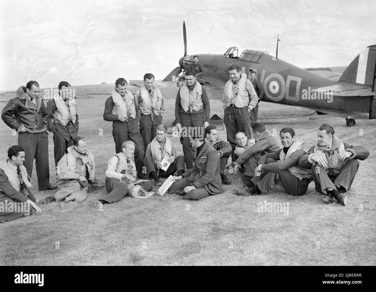 I piloti di n. 310 () Cecoslovacca Squadron RAF nella parte anteriore del Hawker Hurricane Mk I a Duxford, Cambridgeshire, 7 settembre 1940. I piloti cecoslovacca di n. 310 () Cecoslovacca Squadron RAF e il loro volo britannica comandanti raggruppati nella parte anteriore del Hawker Hurricane Mark Mi, P3143 "NN-D', a Duxford, Cambridgeshire. Essi sono (in piedi, da sinistra a destra); Pilota ufficiale S Janduch, sergente J Vopalecuy, sergente R Puda, sergente K Seda, sergente B Furst e sergente R Zima: (seduti da sinistra a destra); Pilota ufficiale W Goth, volo tenente J Maly, volo tenente G L Sinclair, Flying Officer J E Boulton, Fli Foto Stock