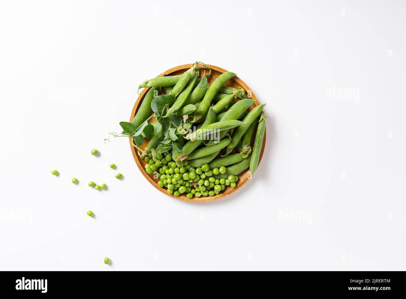 Fresco verde dolce piselli vista dall'alto sul piatto Foto Stock