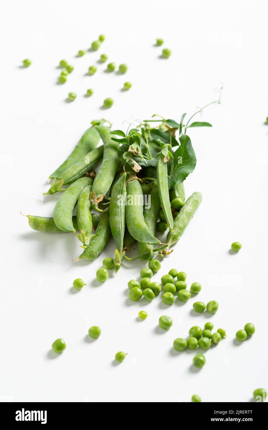 Primo piano di piselli dolci freschi verdi in cialde Foto Stock
