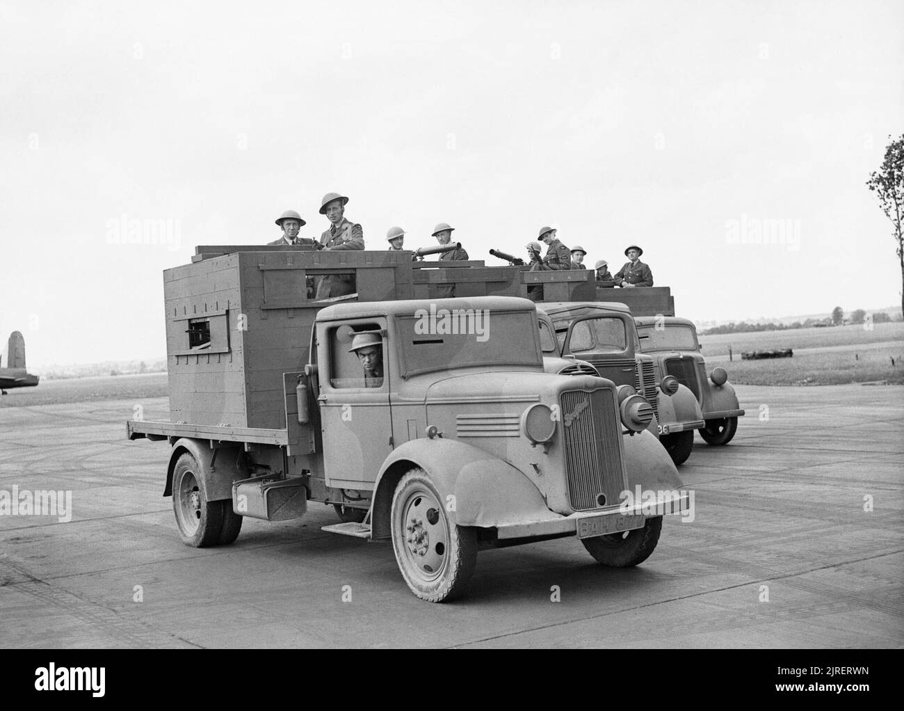 Il personale di RAF uomo blindato di carrelli utilizzati per il campo di aviazione a difesa Wyton, Cambridgeshire, luglio 1940. Blindato di carrelli utilizzati per il campo di aviazione a difesa Wyton, Cambridgeshire. Foto Stock