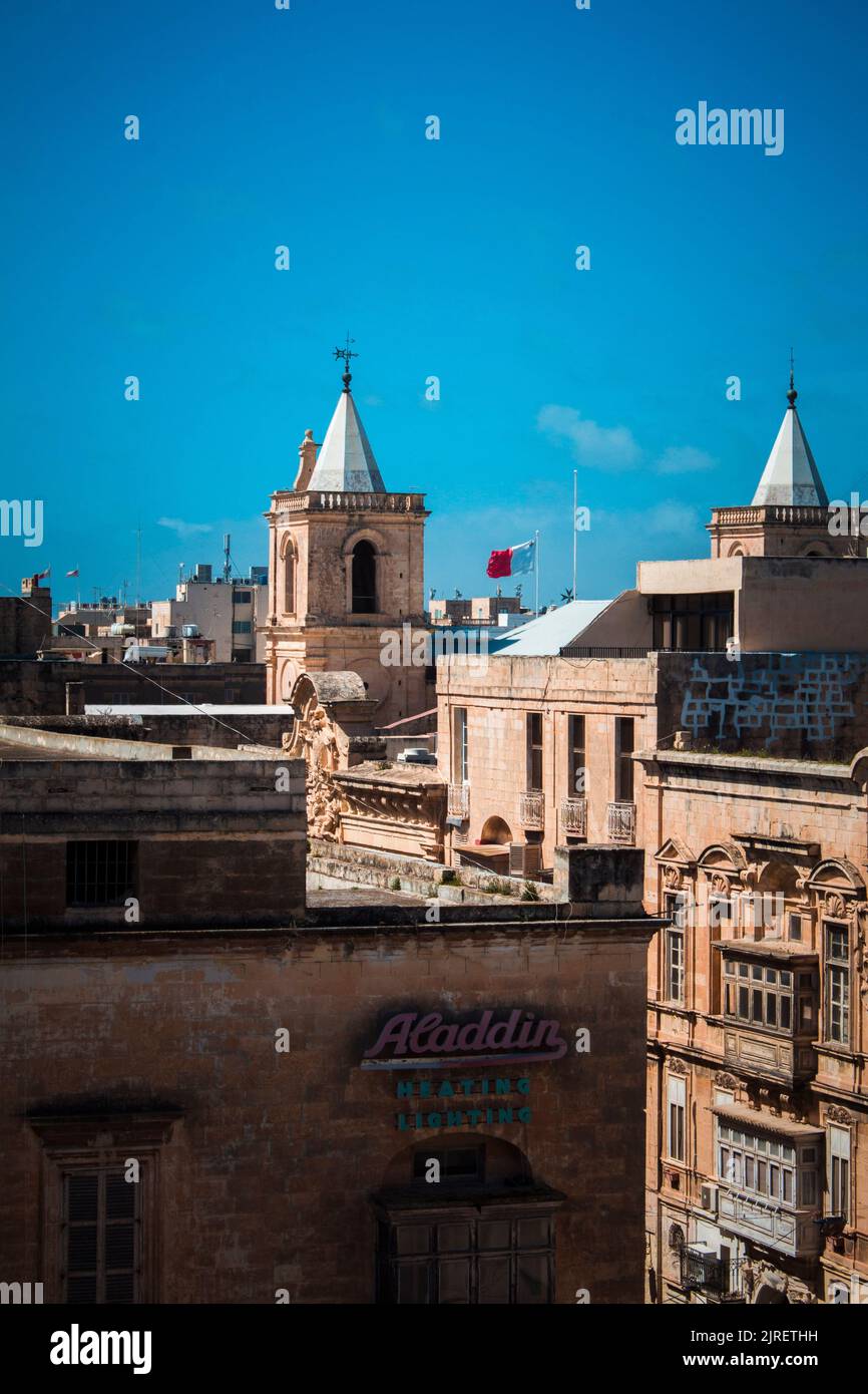 Una foto verticale della Chiesa di Sant'Agostino con altri tetti dell'edificio. Valletta, Malta. Foto Stock