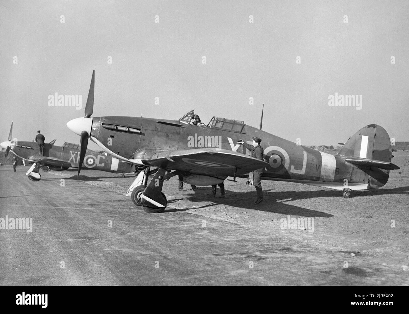 Royal Air Force Fighter Command, 1939-1945. L'uragano Mark i, V7608 ?XR-J?, del n° 71 (Eagle) Squadron RAF, allineato con altri aerei a Kirton-in-Lindsey, Lincolnshire. Foto Stock