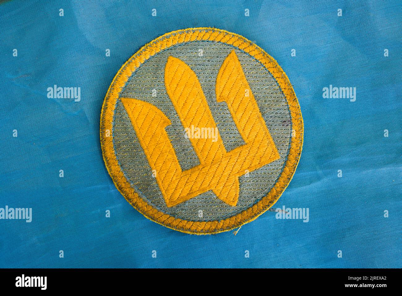 Scevron dell'esercito ucraino su sfondo blu Foto Stock
