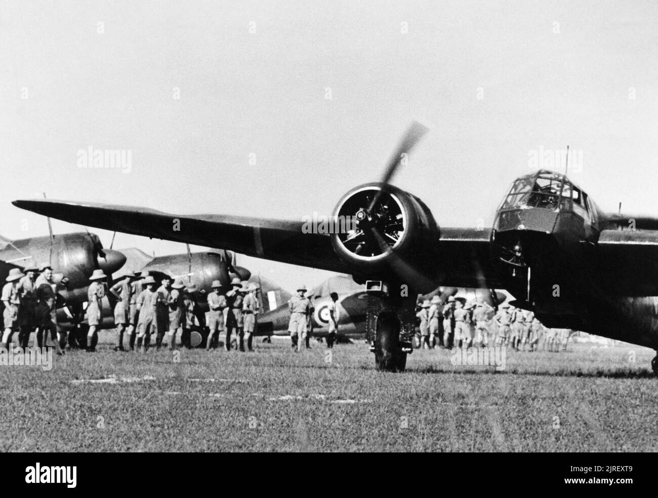 Royal Air Force operazioni in Estremo Oriente, 1941-1945. Un Bristol Blenheim Mark mi di n. 62 Squadron RAF taxi passato una linea di Brewster Bufale di nn. 21 o 453 squadroni RAAF, a Sembawang Singapore. Foto Stock