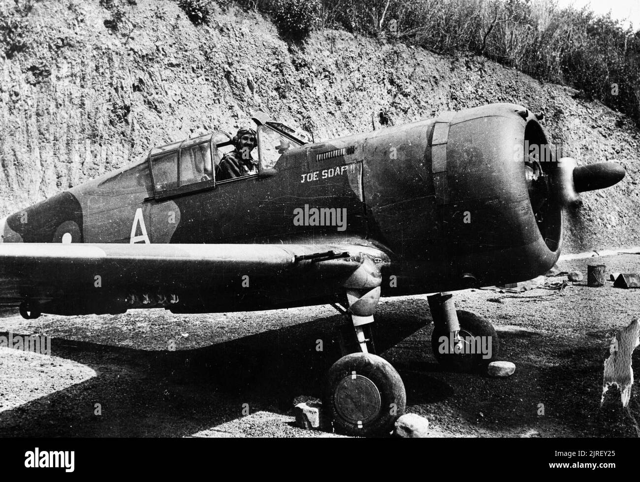 Royal Air Force operazioni in Estremo Oriente, 1941-1945. Flying Officer T H Meyer di n. 155 Squadrone RAF, si prepara a decollare su una sortita da Imphal, Birmania, in Curtiss Mohawk Mark IV, BS374 'Joe sapone II', con 20 libbre di bombe a frammentazione caricato sotto le ali. Foto Stock