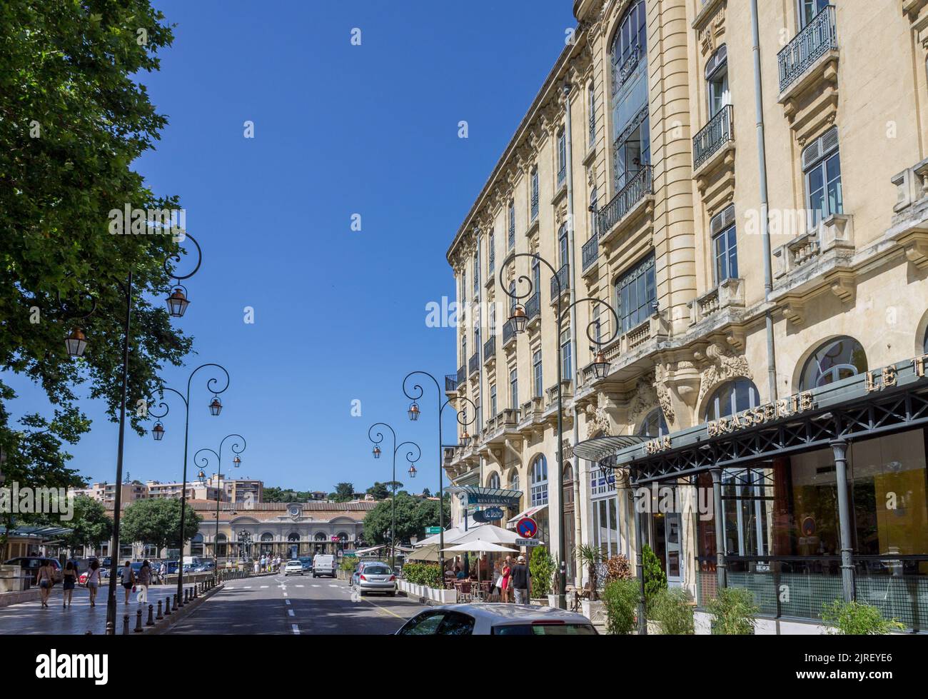 Una scena urbana con un edificio storico sotto il cielo senza nuvole Foto Stock