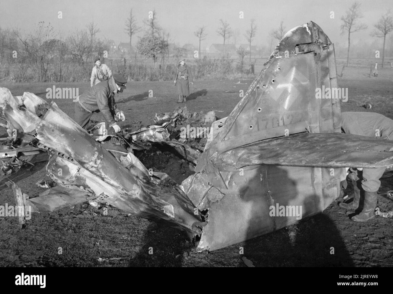 Royal Air Force - la seconda forza aerea tattica, 1943-1945. I resti di un Messerschmitt Me 262 di 2./KG 5, abbattuto su B86/Helmond, Olanda, il giorno precedente da un 40mm Bofors gun equipaggio di n. 2875 (difesa contraerea) Squadron, RAF reggimento, sono ispezionati da RAF e l'esercito Technical Officer. Foto Stock