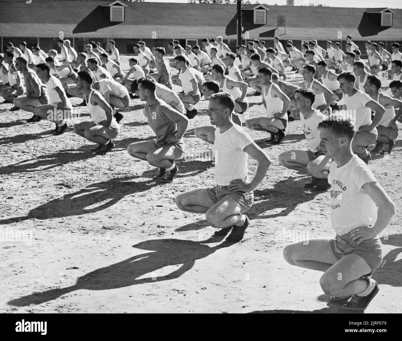 Royal Air Force- British la formazione di volo negli Stati Uniti, 1941-1945. British partecipanti si impegnano addestramento fisico esercitare all'US Army Air Force Base di formazione pilota Scuola, Gunter Campo, Montgomery, Alabama. Foto Stock