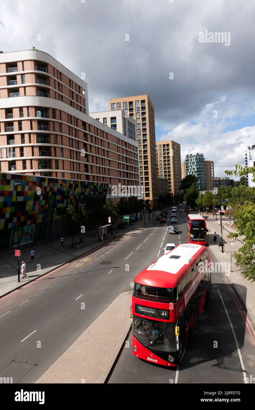 Vista lungo Loampit vale, presa dalla stazione di Lewisham. Mostrando tutti i nuovi, indesiderati, brutti, alti sviluppi. Foto Stock