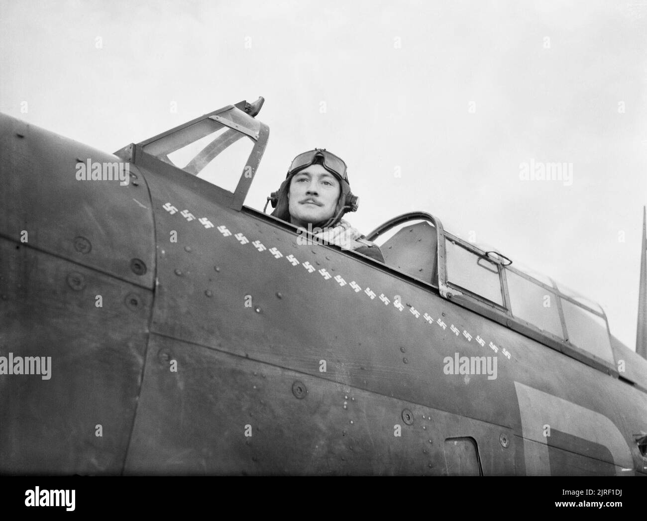 La Battaglia di Bretagna 1940 British personalità: Squadron Leader Stanford Tuck DSO DFC CO di 257 Squadrone, Royal Air Force seduto nel suo Hawker Hurricane a Martlesham Heath, Suffolk. Foto Stock