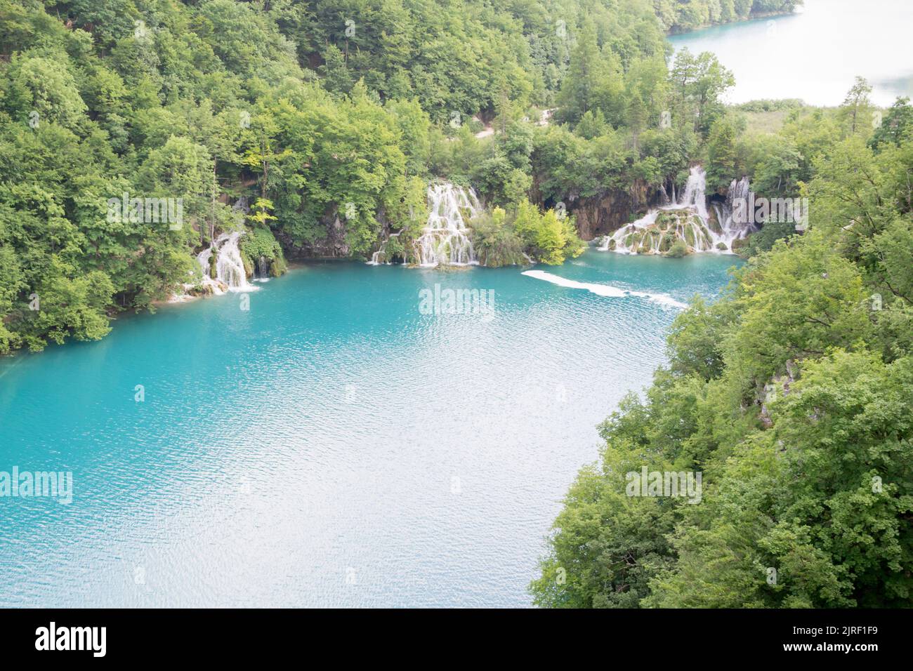 Bellissimo paradiso. Lago blu e cascata nella foresta, laghi di Plitvice, Croazia. Foto Stock