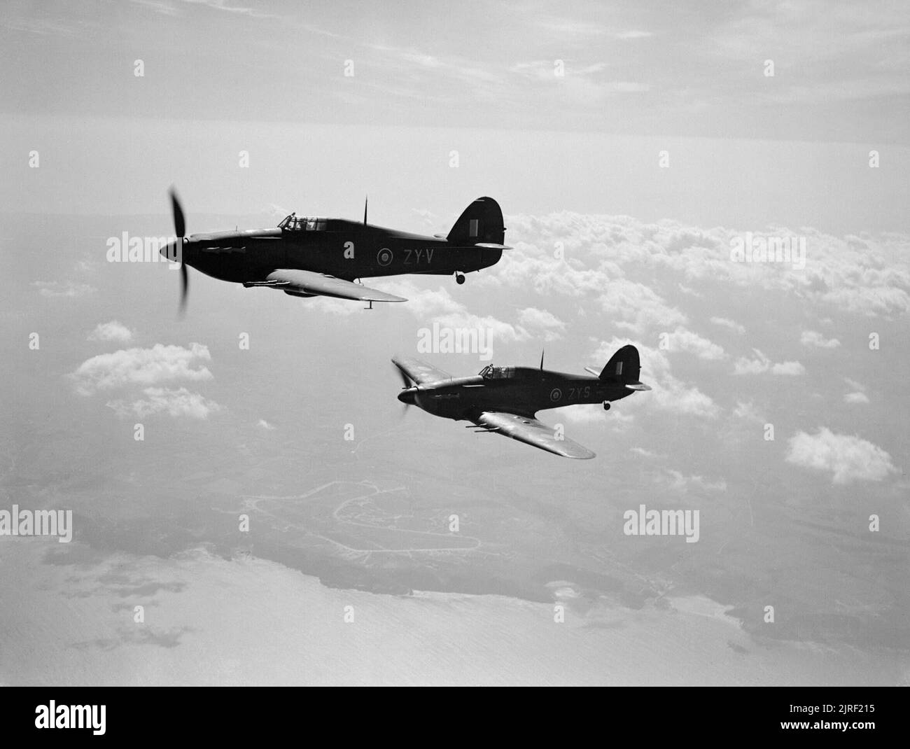 Due combattenti notturni Hurricane Mk IIC del No. 247 Squadron RAF con sede a Predannack, Cornovaglia, aprile 1942. Due combattenti notturni Hurricane Mark IIC, BE634 ?ZY-V? E BD936?ZY-S?, di No. 247 Squadron RAF basato a Predannack, Cornovaglia, in volo sopra il mare. BE634 è volato dal Comandante dello Squadrone, leader dello Squadrone P St. G o?Brian, e BD936 da un pilota francese libero, Sous-Lieutenant Helies. Foto Stock