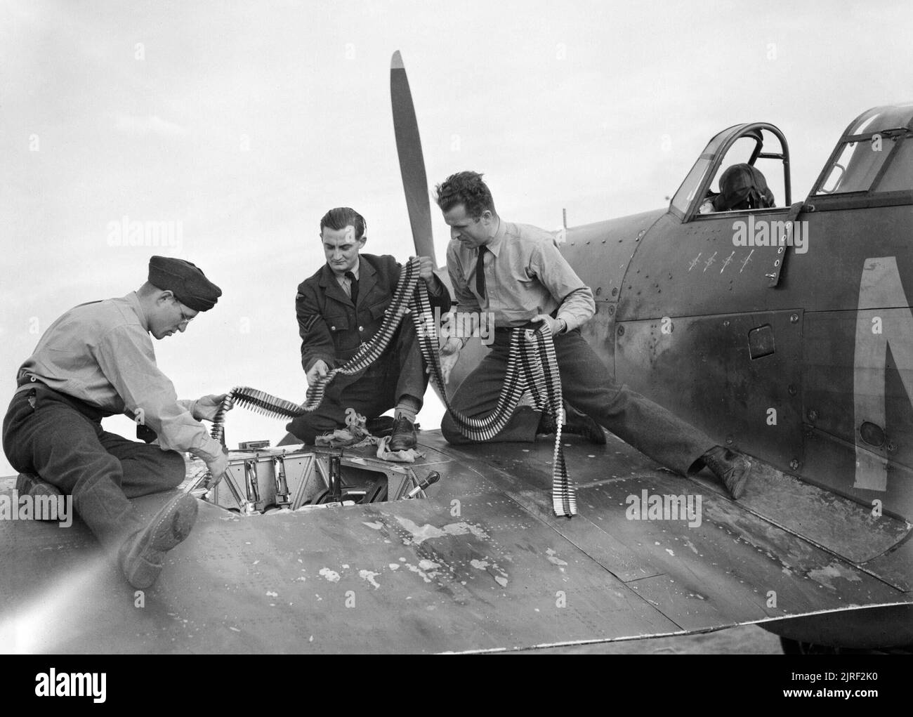 Gli armaioli rifornire le munizioni in un Hawker Hurricane Mk I di n. 310 () Cecoslovacca Squadron RAF a Duxford, Cambridgeshire, 7 settembre 1940. Gli armaioli rifornire le munizioni in Hawker Hurricane Mark Mi, P3143 "NN-D', di n. 310 () Cecoslovacca Squadron RAF a Duxford, Cambridge. Foto Stock