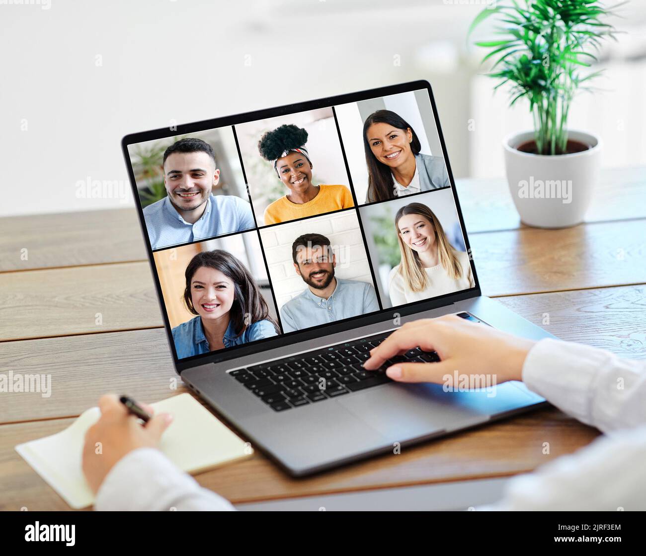 meeting online business comunicazione computer tecnologia video conferenza laptop chiamata team amico lavoro Foto Stock