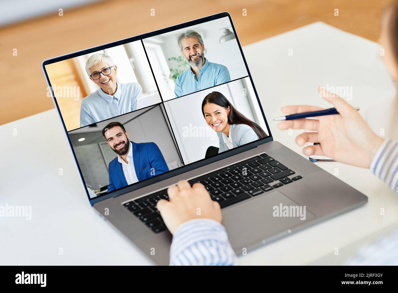 meeting online business comunicazione computer tecnologia video conferenza laptop chiamata team amico lavoro Foto Stock