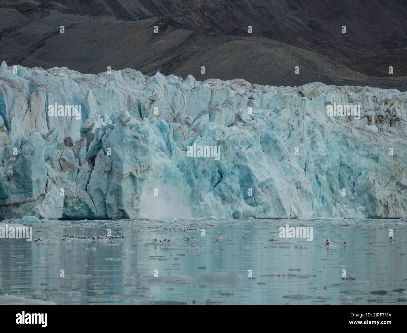 Vista panoramica del 14th luglio Ghiacciaio o la Fjortende Julibreen. È un bellissimo ghiacciaio che si trova nel nord-ovest di Spitsbergen. Floating Pack Ice Foto Stock