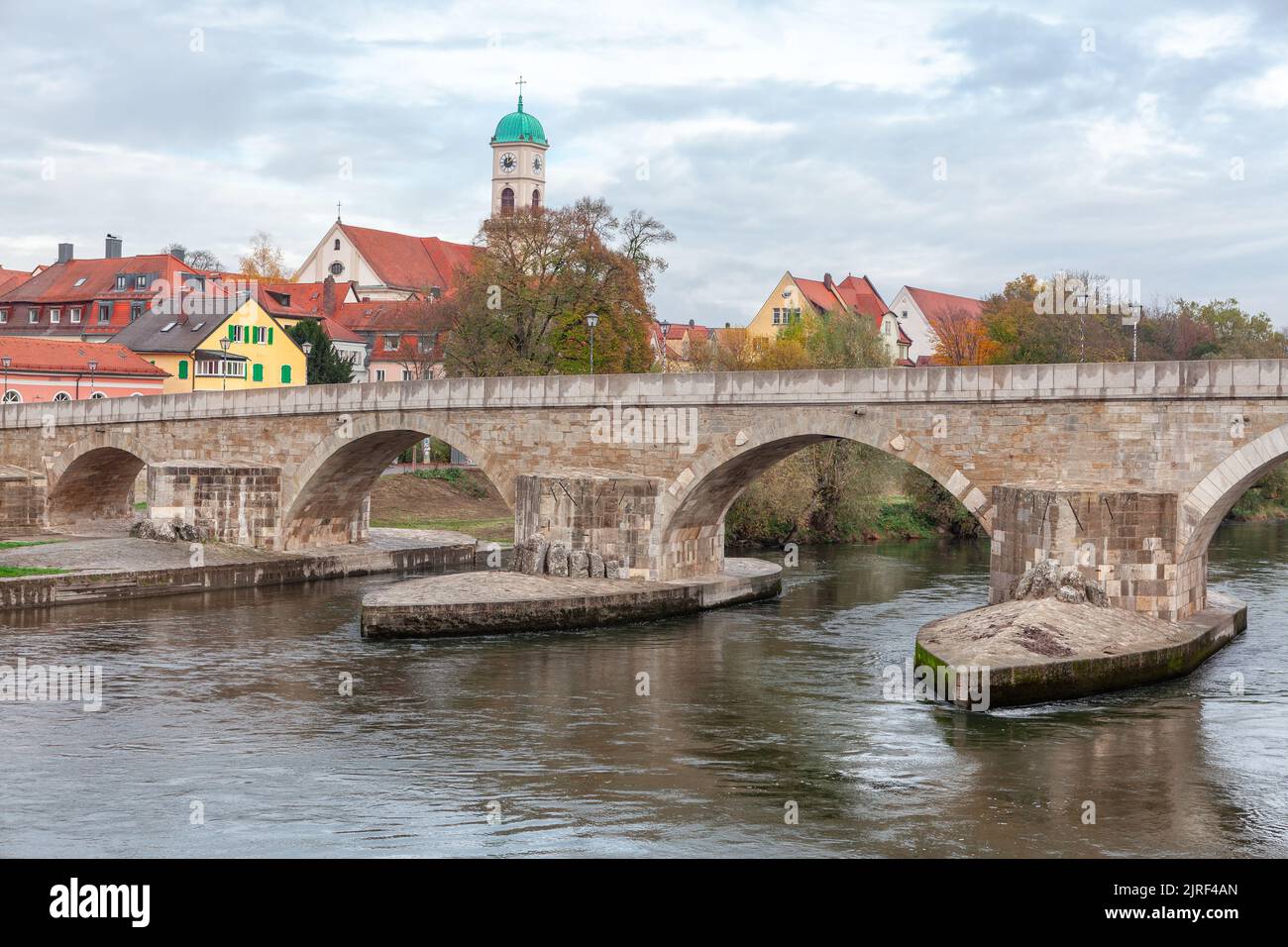 Ponte sul Danubio a Ratisbona Germania . Arco medievale ponte sul fiume . Steinerne Brucke Foto Stock