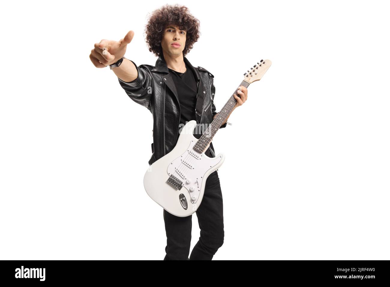 Musicista rock in una giacca di pelle nera con una chitarra elettrica gesturante con le dita isolate su sfondo bianco Foto Stock