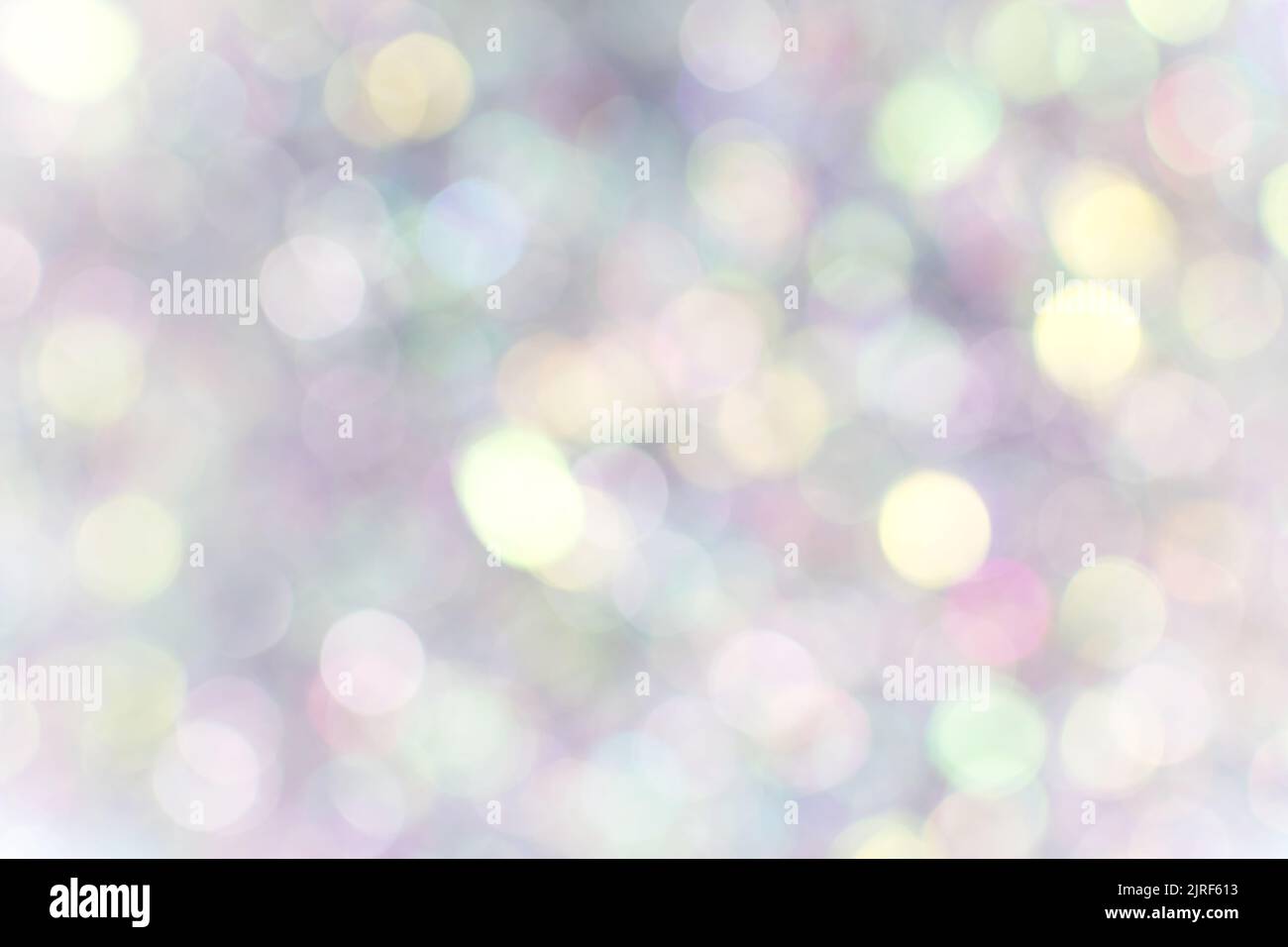 Luci festive in argento sfocato. Concetto del tempo di Natale. Perfetto sfondo di Natale. Foto Stock