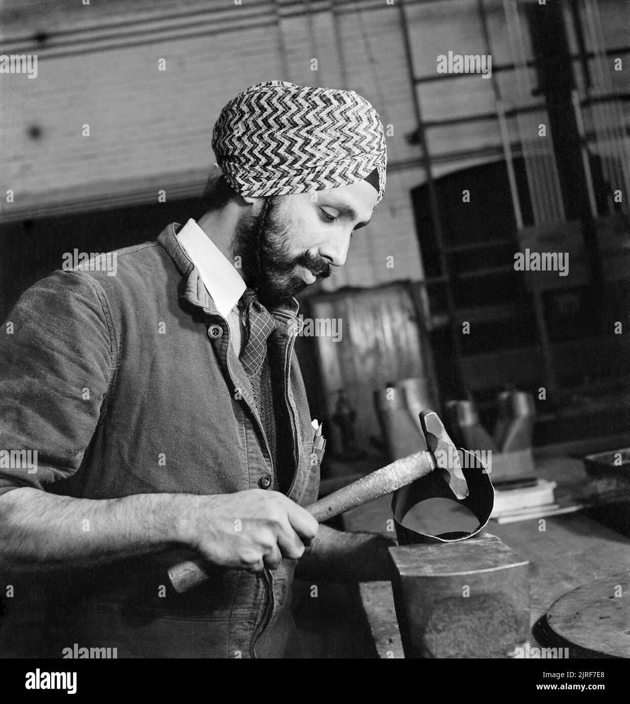 Un tecnico Sikh che lavora con tubi in metallo presso il Government Training Centre di Letchworth nel 1941. Foto Stock