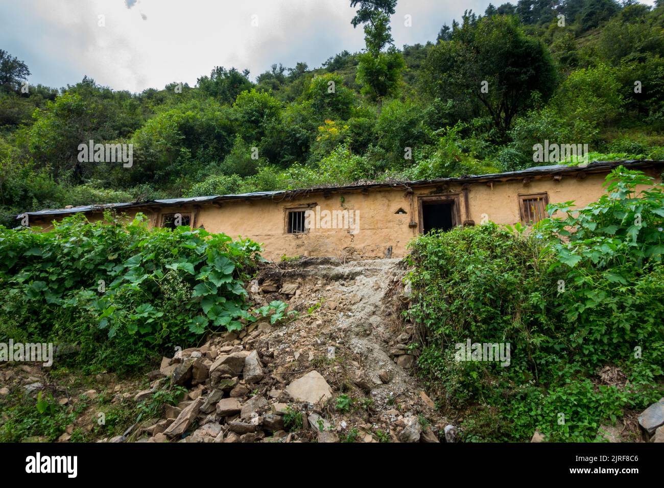 Una casa tradizionale nella regione himalayana di Uttarakhand India fatta di rocce. Queste piccole case sono anche chiamate CHANNI significa casa sotto le stelle. Foto Stock