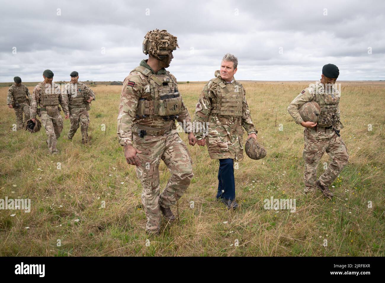 Il leader laburista Sir Keir Starmer incontra i soldati britannici a Salisbury Plain nel Wiltshire, dove vede i soldati ucraini addestrati dall'esercito come parte dell'operazione Interflux. Data immagine: Mercoledì 24 agosto 2022. Foto Stock