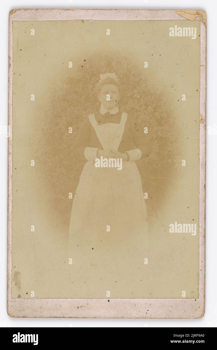 Donna in abito servo, 1875-1900, Nuova Zelanda, costruttore sconosciuto. Foto Stock