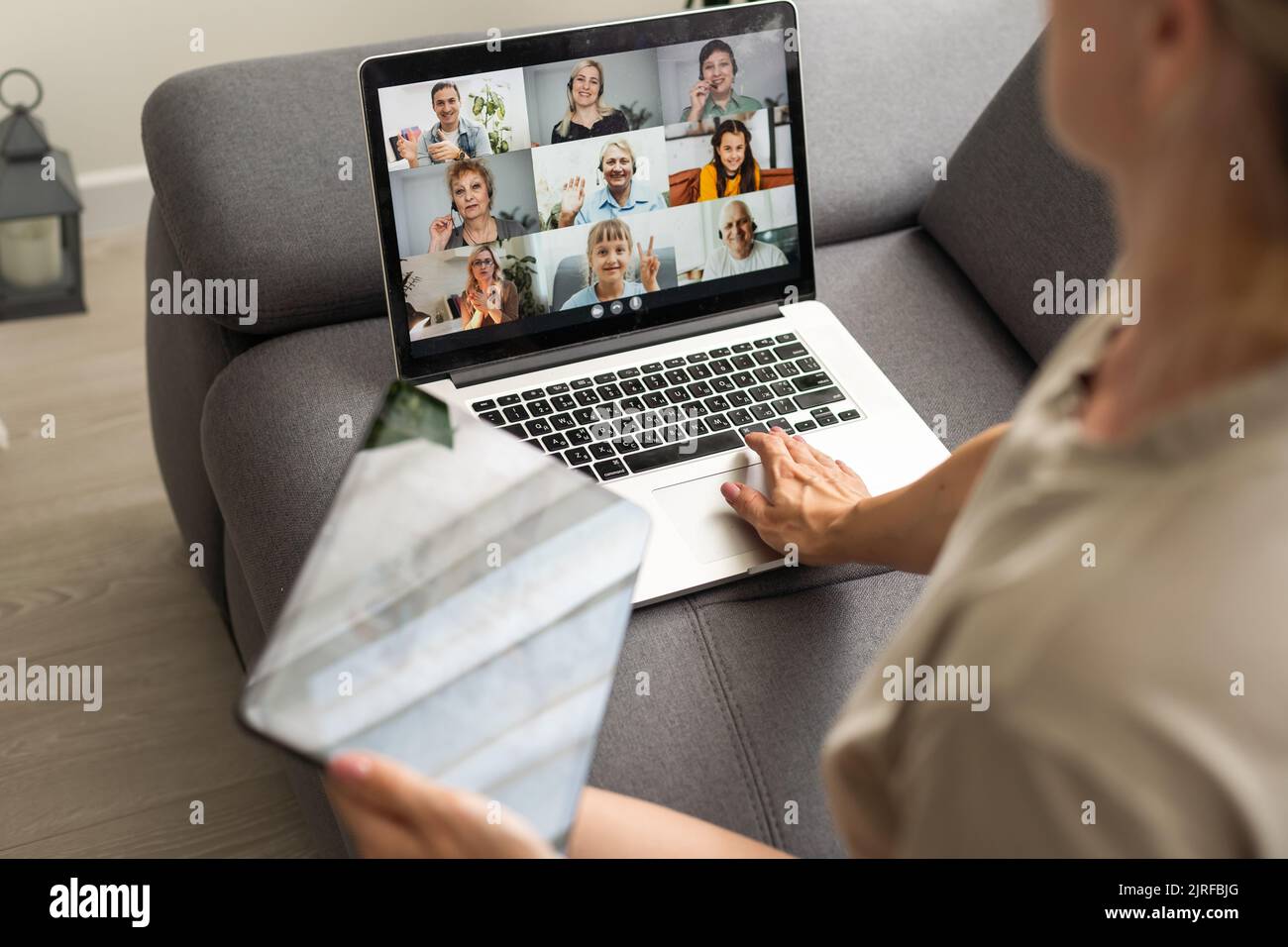 Seminario Web sulle videoconferenze. Guardare online su più schermi. Foto Stock