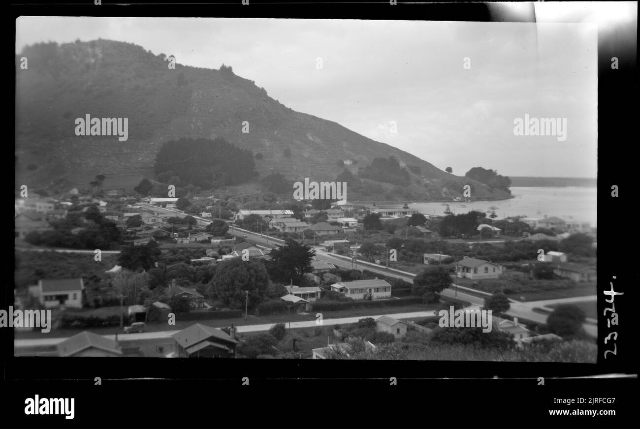 L'insediamento del Monte e il Monte Maunganui dal Monte Drury. Matakana Island in lontananza a sinistra, e Karewa Island in estrema lontananza a destra, 7 Dic 1950 - 14 Dic 1950, di Leslie Adkin. Foto Stock