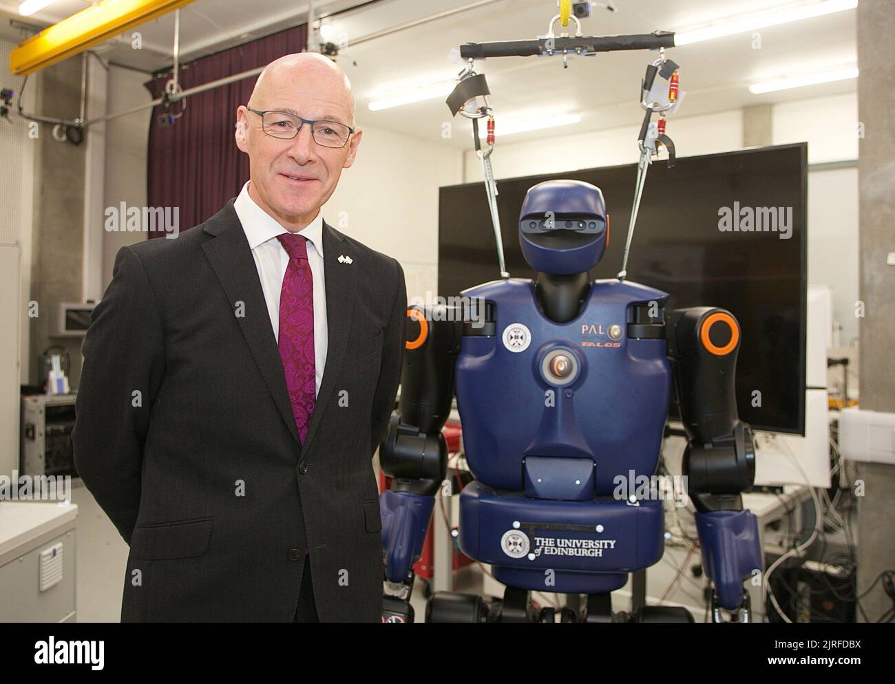 Edimburgo, Regno Unito, 24th agosto 2022: Il vice primo ministro scozzese John Swinney, nell’area della robotica del Bayes Centre. Università di Edimburgo. pic: TERRY MURDEN / ALAMY Foto Stock