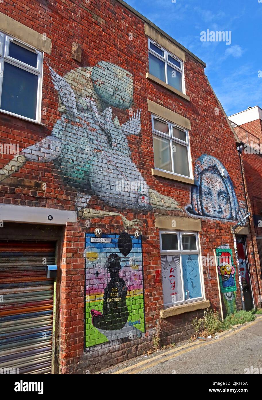 Dipinti e graffiti, la vecchia fabbrica di roccia, Deansgate, Blackpool , Lancs, Inghilterra, FY1 1BN Foto Stock